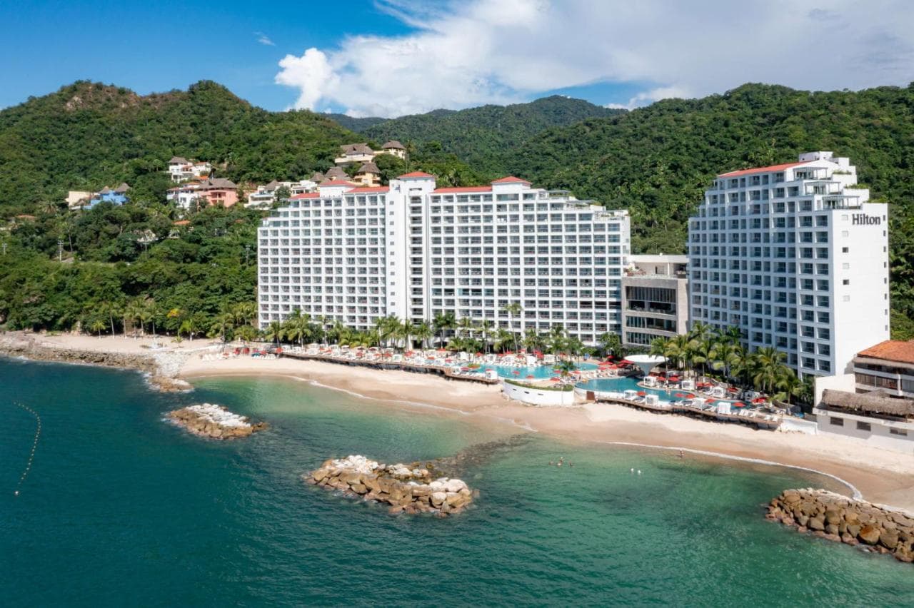 🌴✨ ¡𝗖𝗘𝗟𝗘𝗕𝗥𝗔𝗠𝗢𝗦 𝟯 𝗔𝗡̃𝗢𝗦 𝗩𝗜𝗔𝗝𝗔𝗡𝗗𝗢 𝗖𝗢𝗡𝗧𝗜𝗚𝗢! 🎉 Este verano, escápate a Hilton Vallarta Riviera 🌊☀️ — foto 4