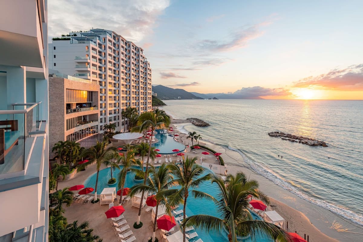 🌴✨ ¡𝗖𝗘𝗟𝗘𝗕𝗥𝗔𝗠𝗢𝗦 𝟯 𝗔𝗡̃𝗢𝗦 𝗩𝗜𝗔𝗝𝗔𝗡𝗗𝗢 𝗖𝗢𝗡𝗧𝗜𝗚𝗢! 🎉 Este verano, escápate a Hilton Vallarta Riviera 🌊☀️ — foto 2
